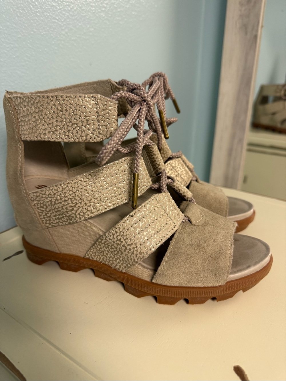 Sorel Joanie II Lace Sandals Women’s 7 Beige Suede Metallic Gladiator Comfort